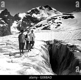 Wanderer wandern auf dem Pers-Gletscher in der Berninabahn der Schweizer Alpen in der Schweiz 1924 Stockfoto