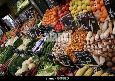 Frisches Gemüse auf einem Markt Stockfoto