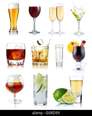 Satz von Alkohol Getränke in Gläsern isoliert auf weiss Stockfoto