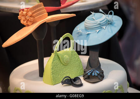 Essbare Hut Handtasche, Schuhe Mode Kuchen Dekoration auf Kuchen International – The Sugarcraft, Kuchen dekorieren und Backen-Show in London Stockfoto