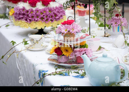 Am Nachmittag Tee Cupcakes gemacht Blumen am Kuchen International – The Sugarcraft, Kuchen dekorieren und Backen-Show in London Stockfoto
