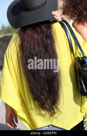 Rückansicht einer Frau mit lange brünette Haare Stockfoto