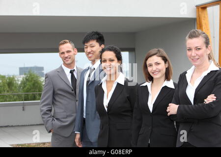 Zuversichtlich Business-Team zusammenstehen im freien Stockfoto
