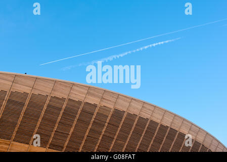 Velodrom mit geschwungenen Holzdach Hopkins Architects und dem Flugzeug in London 2012 Olympische Paralympischen Park Stratford in London, Vereinigtes Königreich. Stockfoto