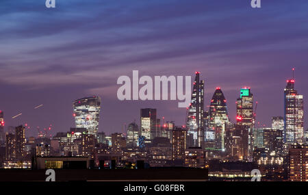 Londoner Nachtleben Blick Shard Oxo Tower London Eye Walkie Talkie von Balfron Tower in Poplar, London, UK. Stockfoto