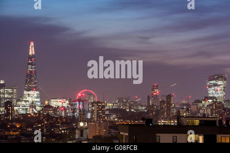 Londoner Nachtleben Blick Shard Oxo Tower London Eye Walkie Talkie von Balfron Tower in Poplar, London, UK. Stockfoto