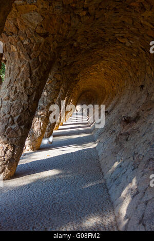 Arkade mit Steinsäulen im Park Güell, Gaudi Stockfoto