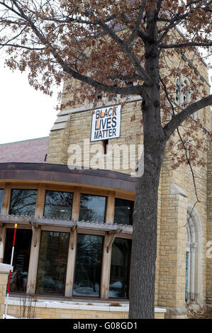 Unity Kirche-Unitarian Engagement in schwarz lebt Sache durch ein Banner auf den Kirchturm. St Paul Minnesota MN USA Stockfoto