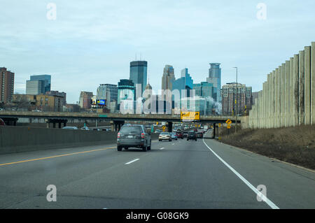 Minneapolis Skyline aus dem Süden von Freeway 35E auf 2. März 2016 aus gesehen. Minneapolis Minnesota MN USA Stockfoto