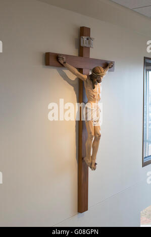 Katholische Kruzifix von Jesus am Kreuz montiert an der Wand. Mendota Heights Minnesota MN USA Stockfoto