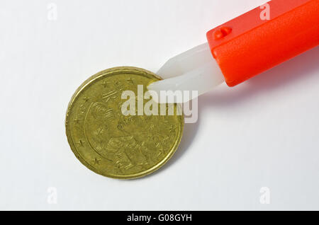 Zecken Zange halten italienische 20-Cent-Münze Stockfoto