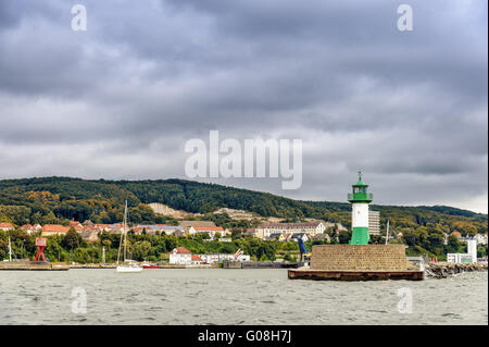 Hafeneinfahrt mit Leuchtturm-Pier und der Stadt Stockfoto