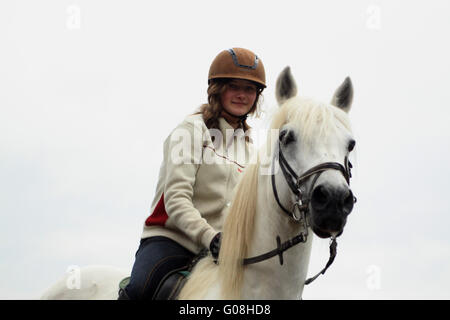 Mädchen auf der Rückseite des Connemarapony Hengst Stockfoto