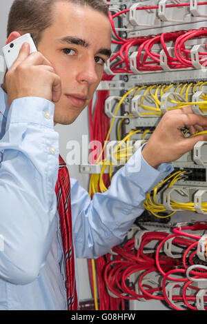 Junger Mann arbeitet das Netzwerk Stockfoto