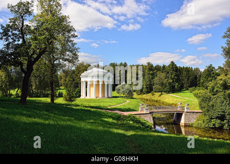 Sommerlandschaft des Gartens Pawlowsk. Tempel der Freundschaft Stockfoto