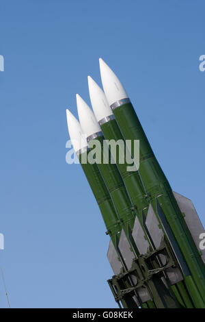 Mehrere russische Kampf gegen Raketen darauf abzielen, den Himmel. Stockfoto