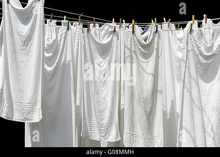 weiße Handtücher hängen, Wäscheleine, isoliert auf schwarz Stockfoto