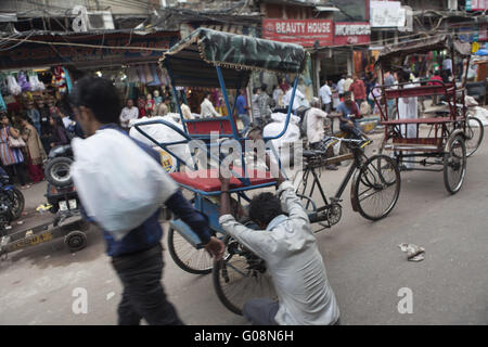 Rikscha-Fahrer kauerte, Alt-Dehli, Indien Stockfoto