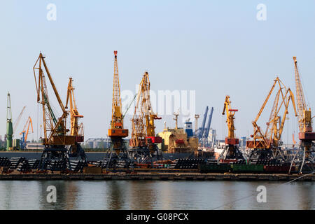 Kran Frachtschiff und Getreide Trockner im Hafen Odessa Stockfoto