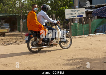 Buddhistischer Mönch Reiten als Passagier auf einem Motorrad Stockfoto