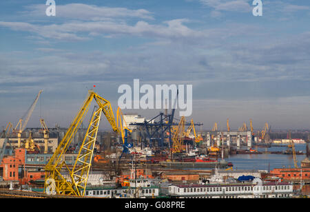 Fracht-Kran, Schiff und Getreide Trockner im Hafen Odessa Stockfoto