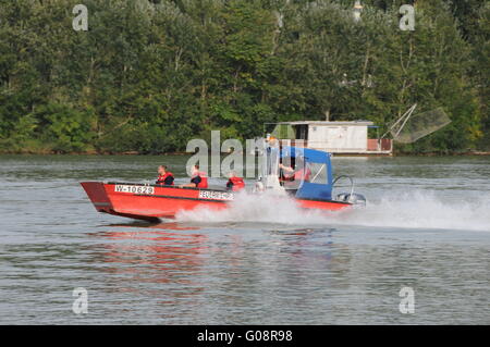 Feuerwehr-Boot am Fluss Donau Wien Österreich Stockfoto