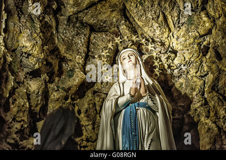 Detail der Erscheinung der Jungfrau Maria in der Grotte von Lourdes Stockfoto