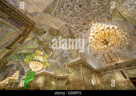 Innere des Shah-e-Cheragh-Schrein und das Mausoleum (Spiegel-Moschee) in Shiraz, Iran Stockfoto