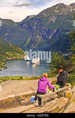 Frühstücken mit Blick auf Geiranger Fjord Norwa Stockfoto