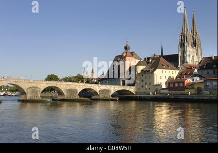 deutsche Stadt Regensburg mit Brücke und Dom Stockfoto