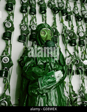 alte militärische Gasmasken auf ein Soldat Frau mit chemischen Schutzanzug grün Stockfoto