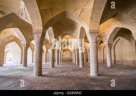 Shiraz, Iran - 26. Dezember 2015: Schöne Säulen in Vakil Moschee, Shiraz, Iran Stockfoto