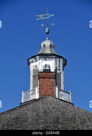 New Bern, North Carolina: sechseckige Kuppel gekrönt von einer Wetterfahne auf 1809 New Bern alte Akademie Stockfoto