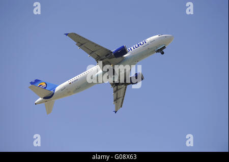 Thomas Cook-Flugzeug Airbus A 320 beim Ausziehen Stockfoto