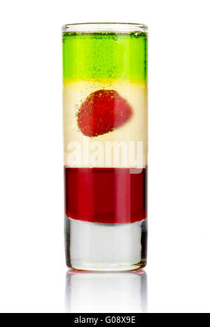 Schuss in Scheiben geschnitten Alkohol cocktail mit Himbeeren isoliert auf weiss Stockfoto