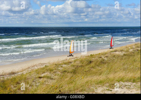 Landen Sie Segeln auf den Strand Stockfoto