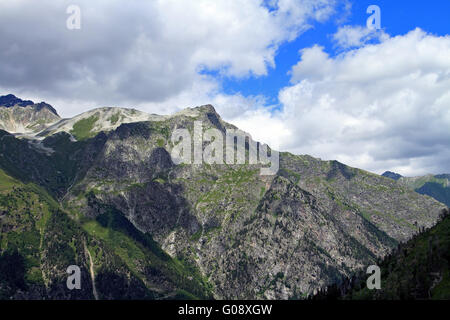 Berggipfel im Dombai. Sommer bei bewölktem Wetter Stockfoto