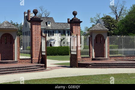 New Bern, North Carolina: 1770 Tryon Palace Eingangstor mit dual Sentry Ständen und 1835 Dixon Haus Stockfoto