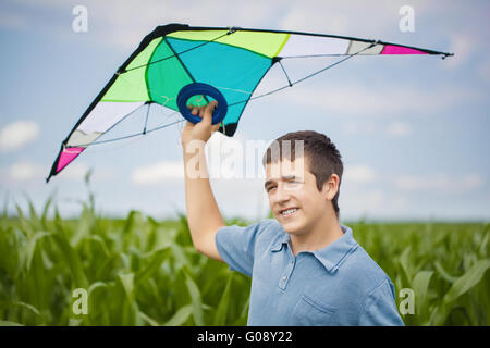 Junge mit Drachen auf einem Maisfeld Stockfoto