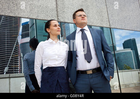 Jungunternehmer auf dem Hintergrund der Büro-Neubau Stockfoto