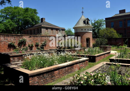 New Bern, North Carolina: angehoben Ziegel Einpflanzen Betten mit Taubenschlag in den Gärten im Jahr 1770 Tryon Palace Stockfoto