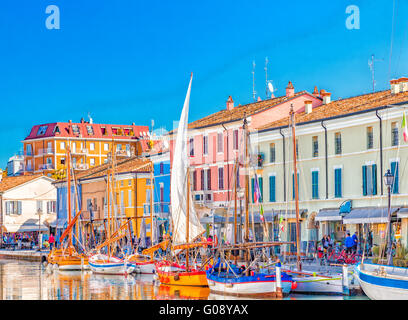 Alte Boote am Kanalhafen in Cesenatico Stockfoto