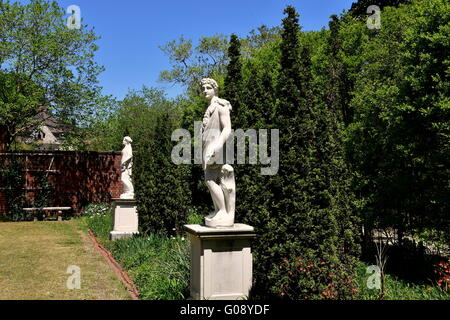 New Bern, North Carolina: klassische steinerne Statuen in den formalen Gärten im Jahr 1770 Tryon Palace Stockfoto