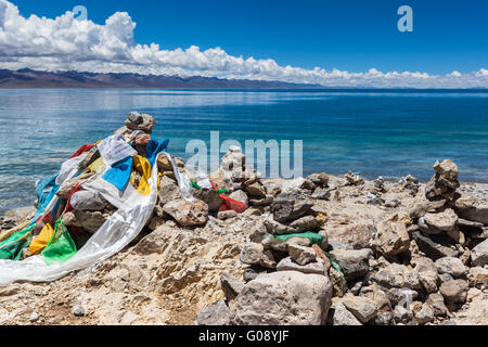 Marnyi Stein mit Sutra-Streamer am See Namtso, Tibet, China Stockfoto