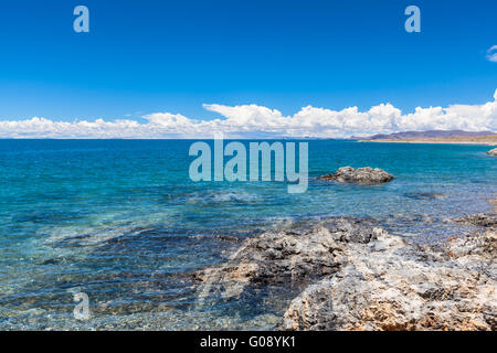 Atemberaubende Aussicht auf Namtso See an einem sonnigen Tag in Tibet, China Stockfoto