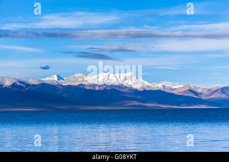 Atemberaubende Aussicht auf Namtso See und Nyenchen Tanglha Berge in Tibet, China. Stockfoto