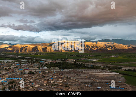 Luftaufnahme von Gyantse County vom Gipfel des Zongshan Fort, Tibet, China Stockfoto