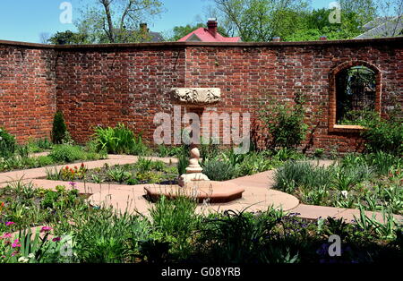 New Bern, North Carolina: The Kellenberger Walled Garden im Jahre 1770 Tryon Palace mit Brunnen Stockfoto