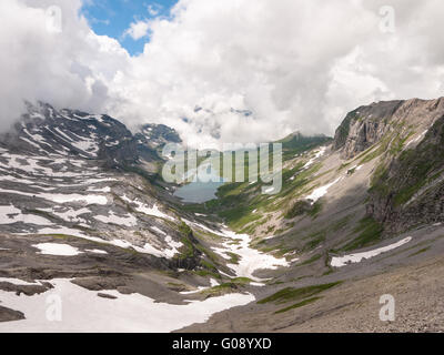 Blick auf den Glattalpsee (See) von Bergen in der Nähe von Ortstock, Braunwald, Schweiz Stockfoto