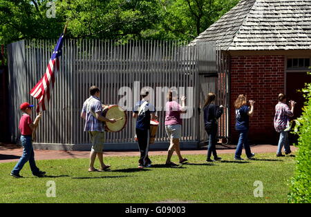 New Bern, North Carolina: Fife und Drum Corps mit Fahnenträger marschieren in den Gärten Tryon Palace Stockfoto